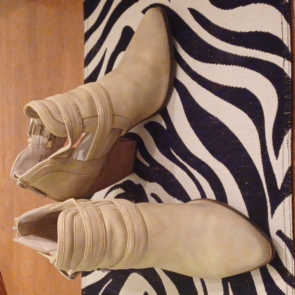 Charles by Charles David Beige Tan Ankle Boots NWOT